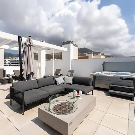 Luxury Penthouse With Rooftop דירה *